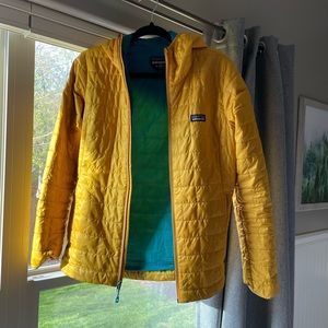 Patagonia medium yellow hooded puffy jacket